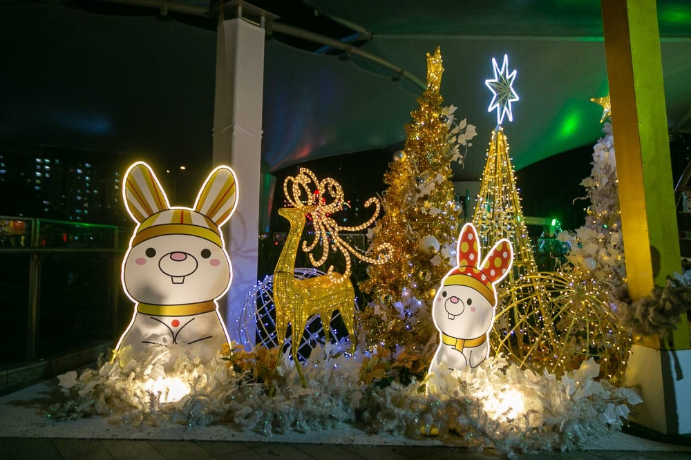 MyTown’s Christmas setup features a cute zodiac rabbit as Chinese New Year is approaching. — Picture by Raymond Manuel