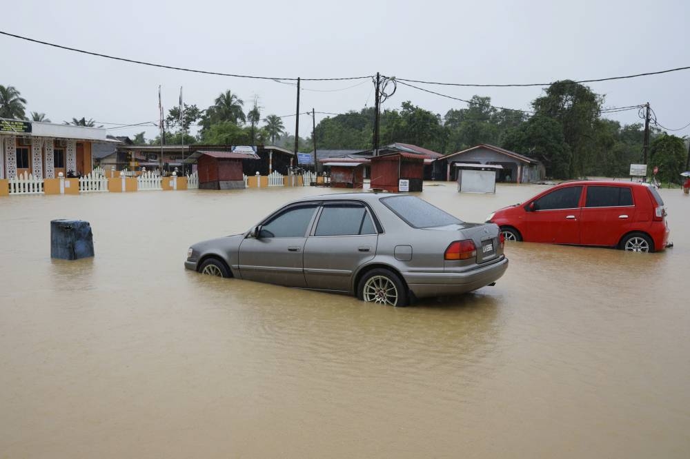 Vehicles are seen submerge in floodwaters in Kampung Buluh, Bandar Permaisuri in Terengganu December 19, 2022. — Bernama pic