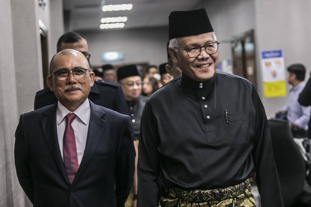 Larut MP Datuk Seri Hamzah Zainudin (right) together with Beluran MP Datuk Seri Ronald Kiandee (left) during the special parliamentary session at Parliament December 19, 2022. — Picture by Hari Anggara