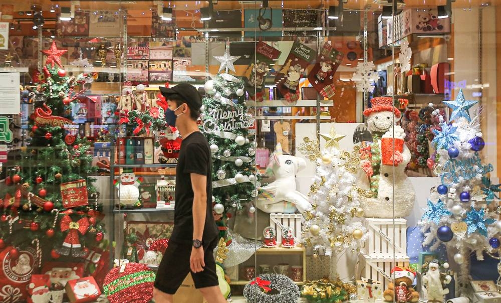 圣诞节将如何庆祝，许多人寻求在为必需品支付更多费用和确保庆祝活动有意义之间取得平衡？  — 图片来自 Farhan Najib