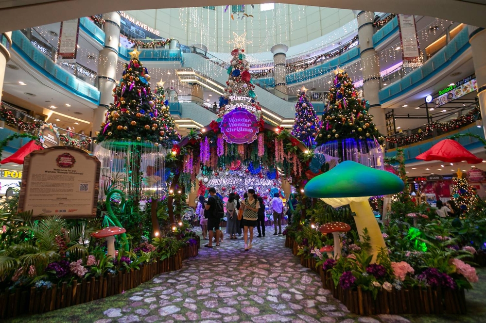 2022 年 12 月 1 日，在双威金字塔可以找到比真人还大的花草树木、装饰着蜻蜓和蝴蝶的圣诞树、迷人的仙女和其他装饰品。—图片来自 Devan Manuel