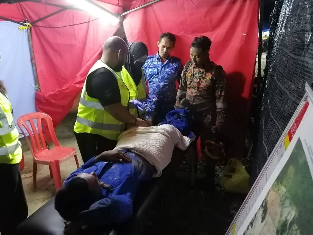 A Selangor Civil Defence Force (APM) personnel who was involved in the Search and Rescue (SAR) operation at the site of a landslide in Batang Kali suffered a knee injury. — Picture via Twitter/Bernama
