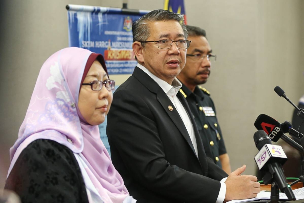 Domestic Trade and Cost of Living Minister Datuk Seri Salahuddin Ayub (centre) during a press conference at the Parliament building in Kuala Lumpur December 20, 2022. — Picture by Yusof Mat Isa