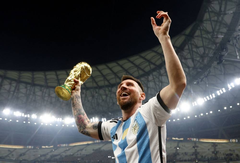 rgentina's Lionel Messi celebrates winning the World Cup with the trophy at the Lusail Stadium December 18, 2022. — Reuters pic