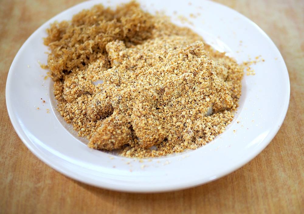 There's also 'mua chee' with roasted peanuts, grated coconut or a mix of both.