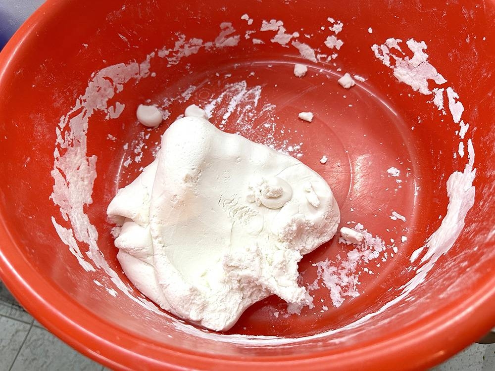 The dough for the 'tang yuan' and 'mua chee' is made according to a family recipe.