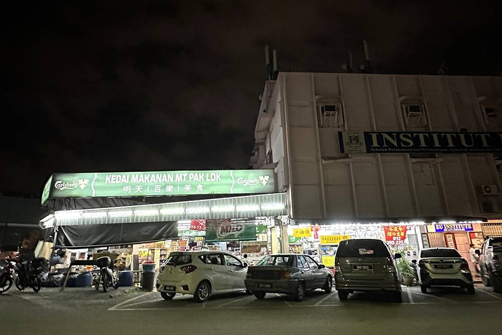The corner coffee shop at Paramount Gardens also has a variety of savoury items like Hokkien mee, claypot chicken rice and 'satay' at dinner time.