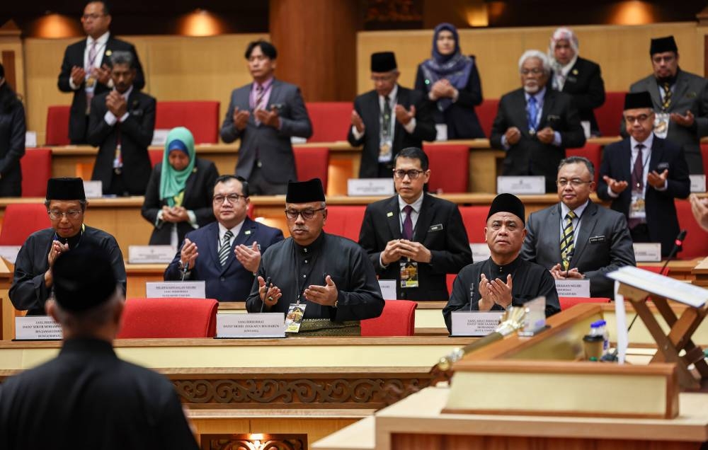 Perak Mentri Besar Datuk Seri Saarani Mohamad recites a prayer at the First Session of the First Year of the Perak State Assembly, Perak Darul Ridzuan Building, December 19, 2022. — Bernama pic 