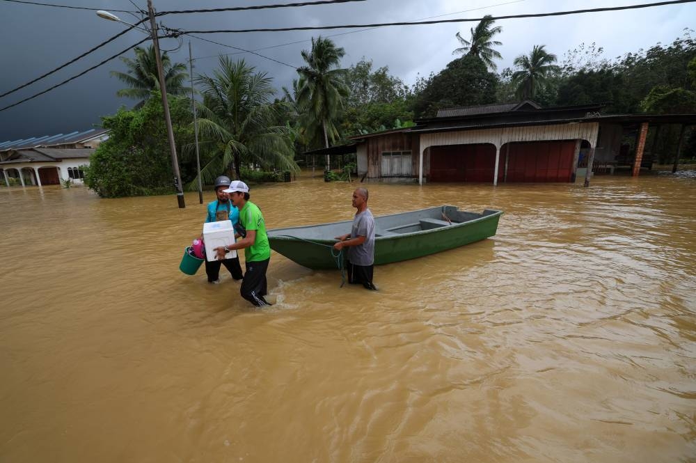 Rising water levels around Sungai Nyior Paka force residents leave their homes in Terengganu, December 21, 2022. — Bernama pic