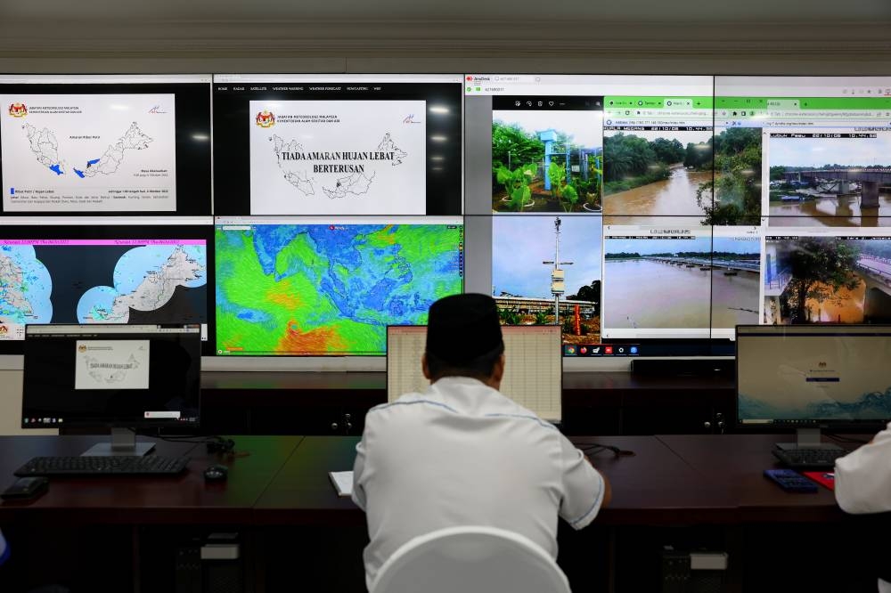 Irrigation and Drainage Dept staff monitor weather conditions at the National Flood Forecasting and Warning Centre in Ampang October 5, 2022. — Bernama pic