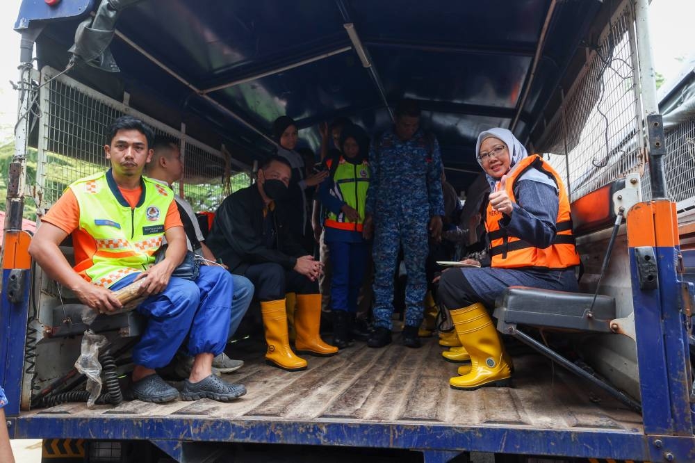 Health Minister Dr Zaliha Mustafa boards a truck to inspect the flood situation when visiting the Pasir Mas District Health Office in Kelantan, December 22, 2022. — Bernama pic 