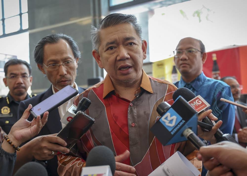 Domestic Trade and Cost of Living Minister Datuk Salahuddin Ayub speaks to the media at his ministry in Putrajaya, December 22, 2022. — Bernama pic 