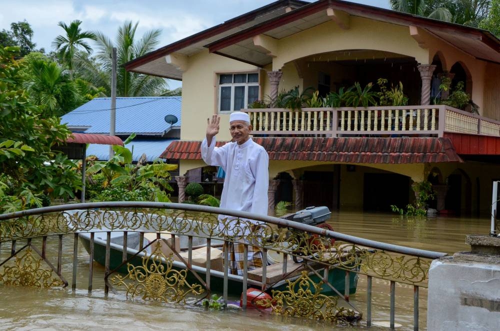 A resident uses a boat to carry out daily activities in Kampung Bendang Pak Yong, Kelantan, December 22, 2022. — Bernama pic 