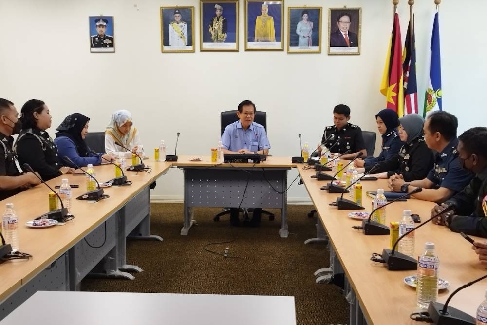 Sarawak Minister of Transport Datuk Seri Lee Kim Shin (centre) chairing the meeting at Sungai Tujuh ICQS December 22, 2022. — Borneo Post pic