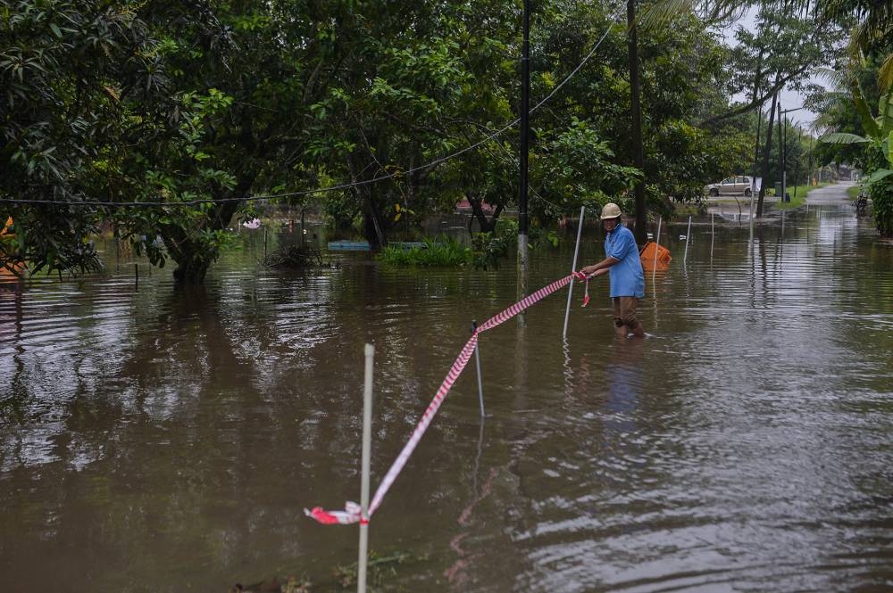 Flash floods hit Jalan Paip Meru, Klang due to heavy rain on November 10, 2022. — Picture by Miera Zulyana