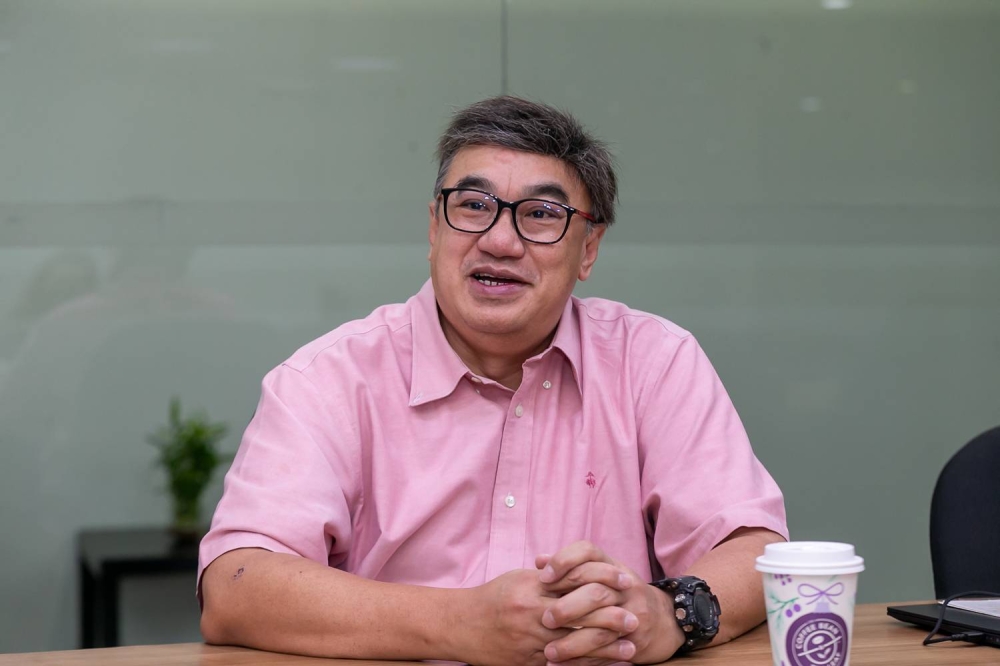 Better Dads Malaysia advisor and co-founder Jason Leong talks about the various aspects of fathering. — Picture by Raymond Manuel