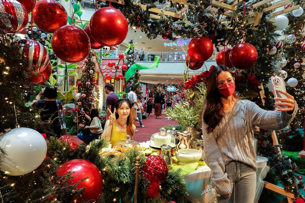 2022 年 12 月 13 日，人们花时间在 Mid Valley Megamall 为即将到来的圣诞节庆祝活动寻找圣诞装饰品。—照片作者 Miera Zulyana