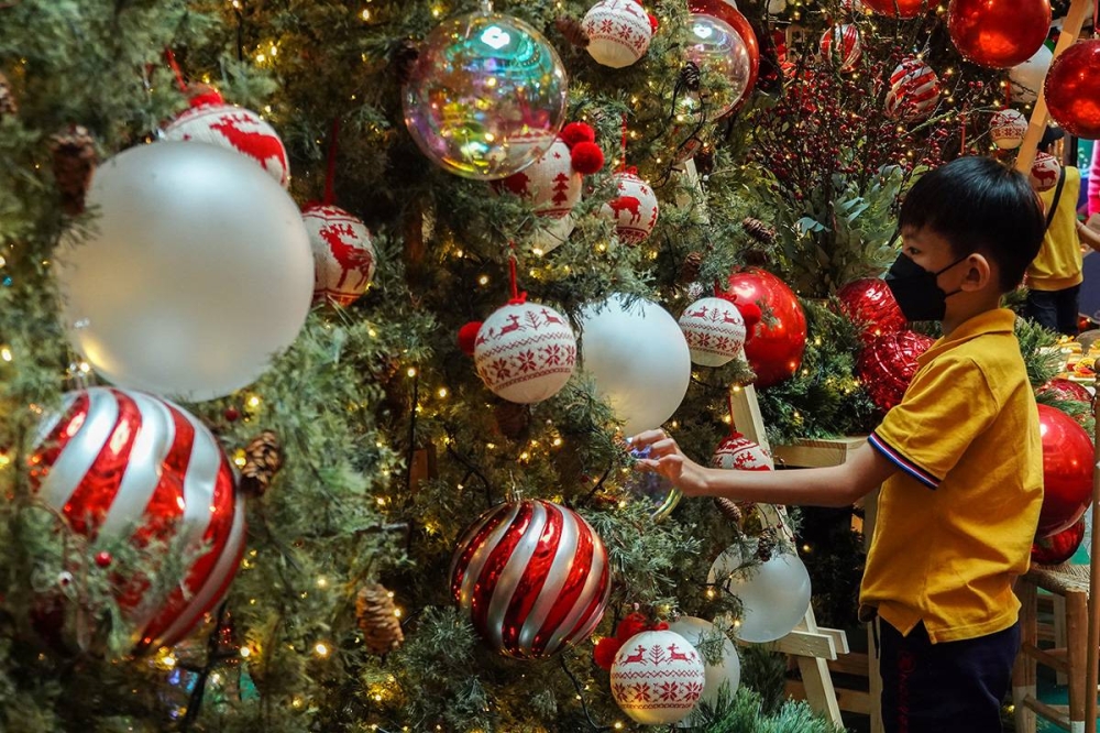 A boy admiring the Christmas decorations at Mid Valley Megamall on December 13, 2022. — Picture by Miera Zulyana