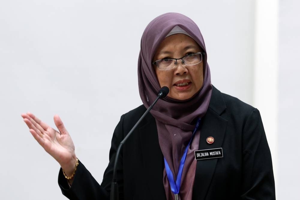 According to a report, Health Minister Dr Zaliha Mustafa admitted to brain drain being a loss for Malaysia, and that she was aware of recommendations from her predecessors on tackling the issue. ― Bernama pic