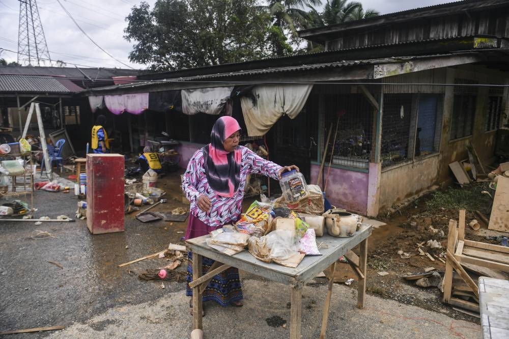 In Terengganu, the number of flood victims dropped to 3,908 people from 5,810 people this morning, with all relief centres (PPS) in Setiu have been closed. — Bernama pic