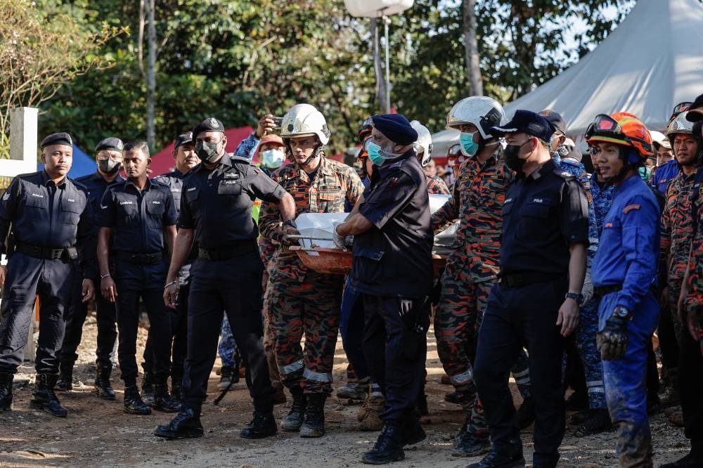 The last body of the victim of the landslide tragedy at the Fatherﾕs Organic Farm campsite, Gohtong Jaya, Batang Kali, was found by members of the search and rescue operation (SAR), December 24, 2022. — Bernama pic