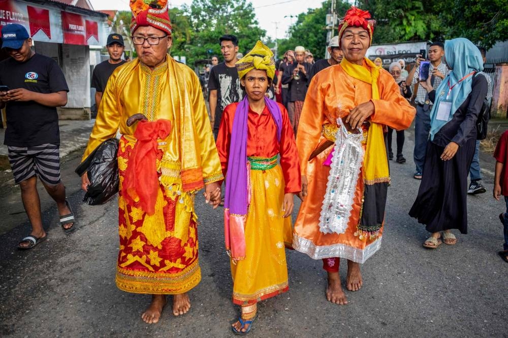 Indonesia's 'all-gendered' priests on verge of extinction - Vimarsana News