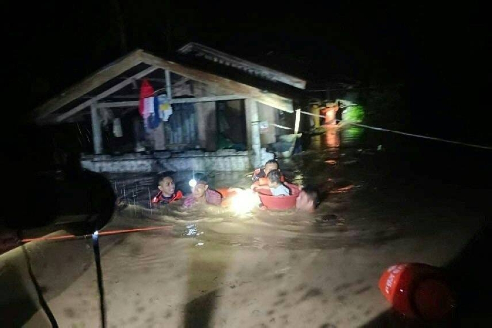 Philippines floods force tens of thousands to flee homes | Malay Mail