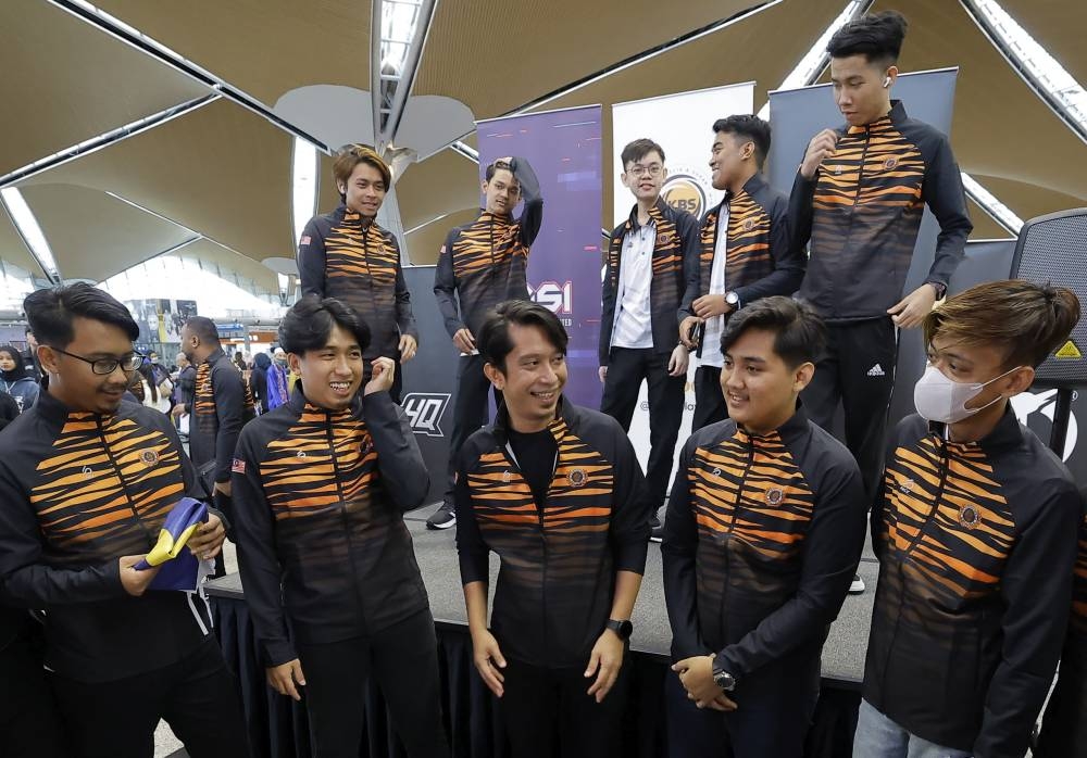 Deputy sports minister Adam Adli (centre, front row) said that the Ministry of Youth and Sports is now in the final phase of finalising the guidelines for managing the development of e-sports in the country. — Bernama pic