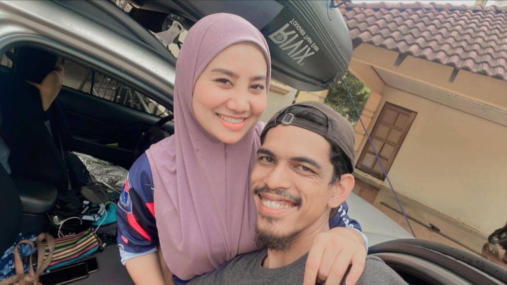 After coming back from a six-days flood relief mission, disaster relief volunteer Azwan Omar or better known as Abang Viva will be holding a wedding reception this December 31. — Picture via Facebook/ Evanoza D Sini.