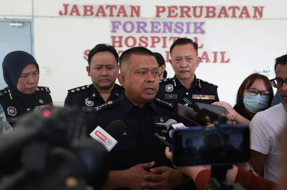 Datuk Kamarul Zaman Mamat speaks to reporters at Hospital Sultan Ismail in Johor Baru December 27, 2022. — Bernama pic