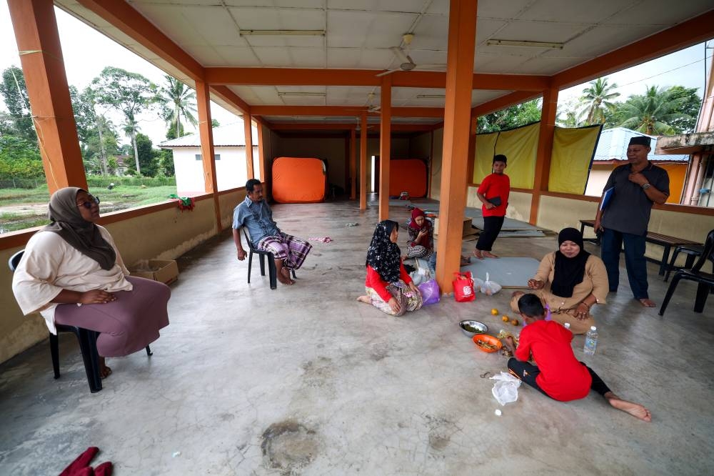 Flood evacuees are seen at a temporary relief centre in Sekolah Kebangsaan (SK) Kedai Tanjong, Pasir Mas December 27, 2022. — Bernama pic