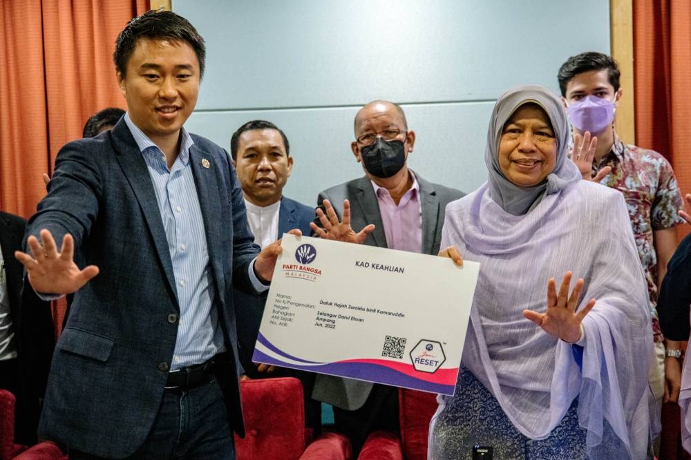 Parti Bangsa Malaysia (PBM) president Larry Sng and former Ampang MP Datuk Zuraida Kamaruddin had been involved in a leadership tussle. — Picture by Firdaus Latif