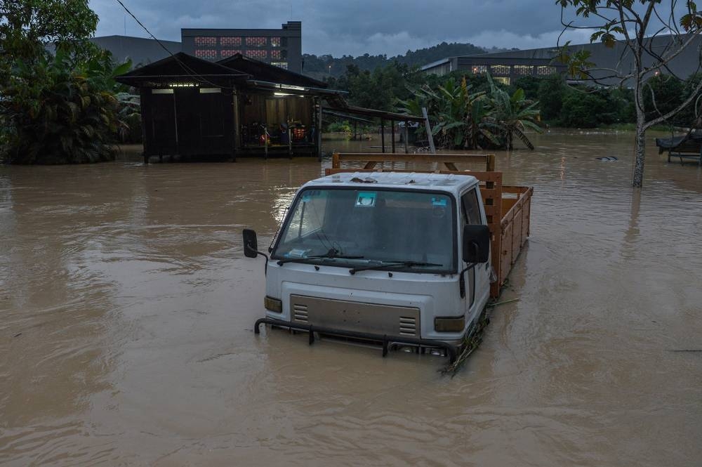 A vehicle is seen in floodwaters as flash floods hit Jalan Paip Meru, Klang due to heavy rain on November 10, 2022. — Picture by Miera Zulyana