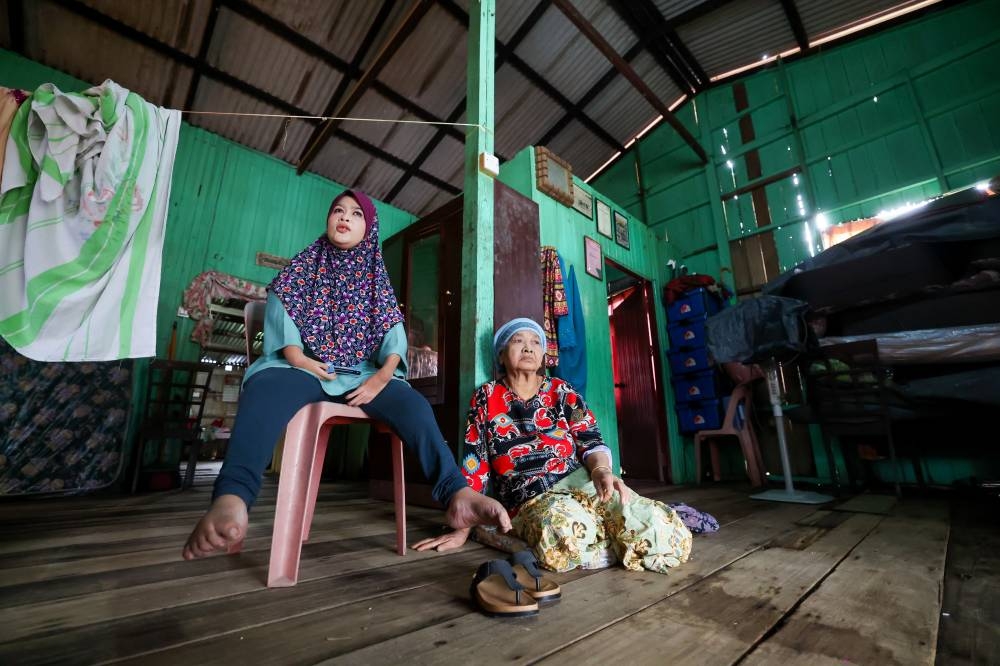 In Terengganu, the secretariat of the state disaster management committee (JPBN) informed that the number of flood victims placed at Masjid Kampung La PPS in Besut remained at 53 people (from 12 families). — Bernama pic