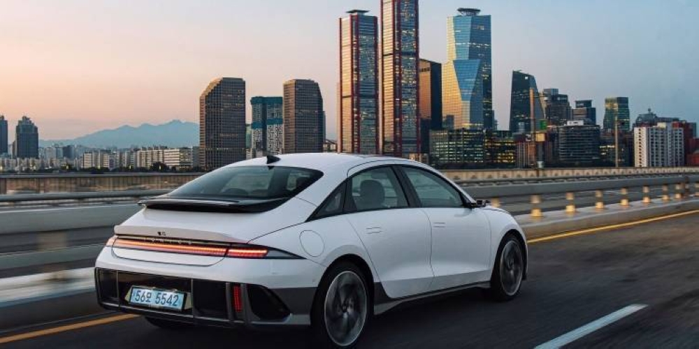 Unlike the Ioniq 5 which is a crossover SUV with a boxy design, the Ioniq 6 gets a streamlined exterior aimed at making it as aerodynamic as possible. ― SoyaCincau pic