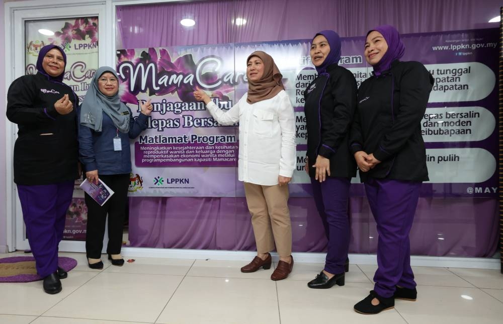 Datuk Seri Nancy Shukri (third from right) during a visit to the Mamacare confinement centre at UTC Kuching December 29,2022. — Bernama pic