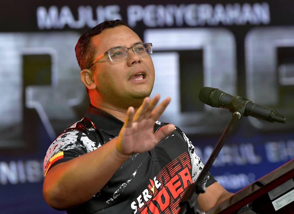 Selangor Mentri Besar Datuk Seri Amirudin Shari speaking during the Handover Ceremony of the Roda Darul Ehsan Initiative (RiDE) at the Shah Alam Section 13 Stadium grounds, December 24, 2022. — Bernama pic