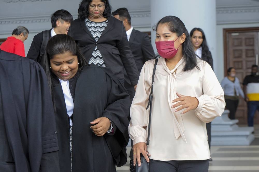 Loh Siew Hong (right) and her lawyers are seen leaving the Kuala Lumpur High Court in Kuala Lumpur on 15 June 2022. — Picture by Shafwan Zaidon