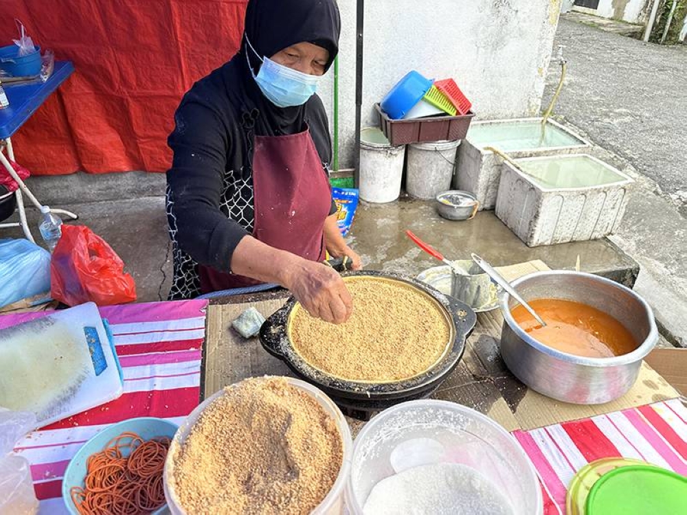 Look for this stall run by Asiah binti Wan for fluffy 'apam balik'. — Pictures by Lee Khang Yi