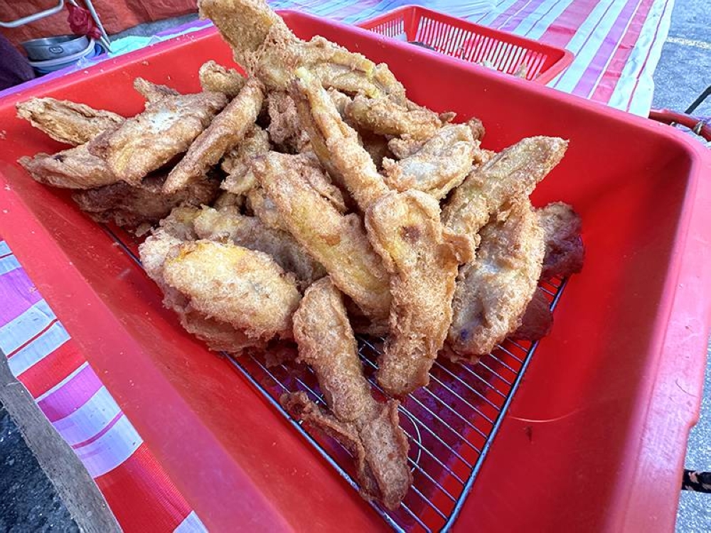 The stall also offers various fried fritters like 'goreng pisang' made from 'pisang tanduk'.