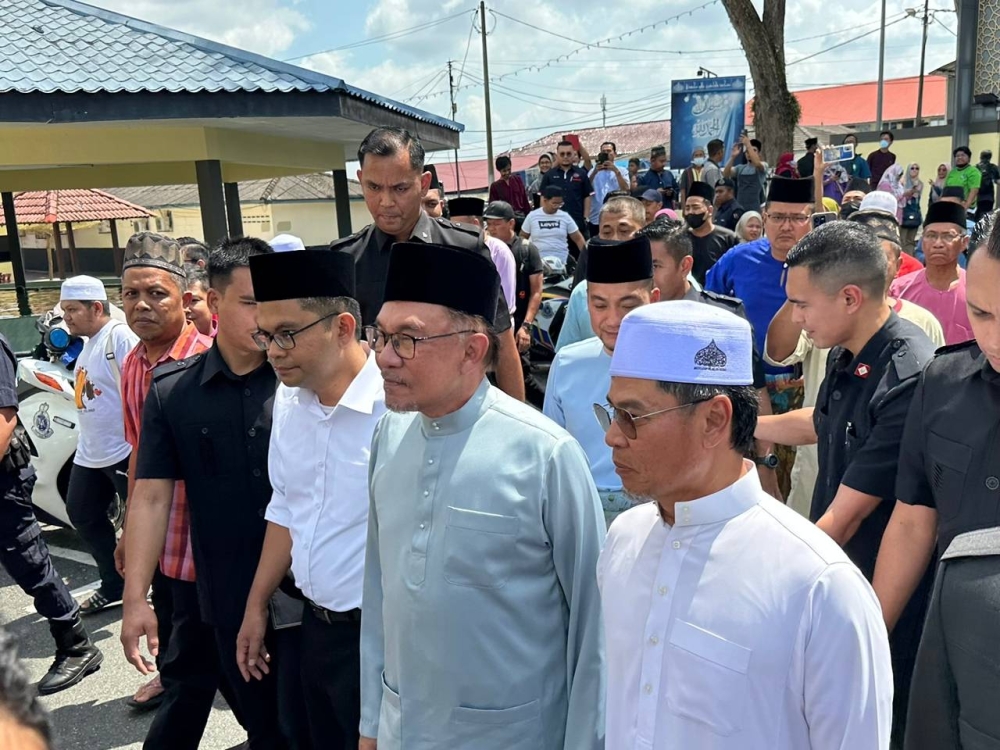Prime Minister Datuk Seri Anwar Ibrahim walking towards the prayer hall of the Kampung Melayu Majidee Mosque in Johor Baru during his official visit to the state capital today, December 30, 2022, — Picture by Ben Tan