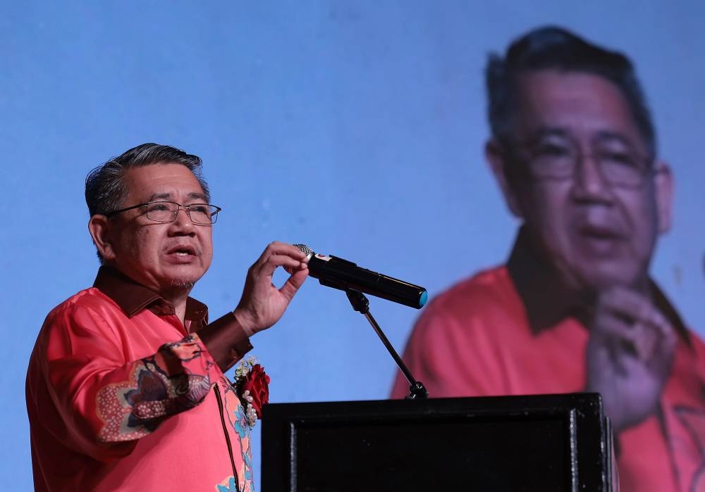 Minister of Domestic Trade and Cost of Living, Datuk Seri Salahuddin Ayub speaking at the meeting of the Malaysian Islamic Trade Council (DPIM), December 28, 2022 in Johor Baru. — Bernama pic