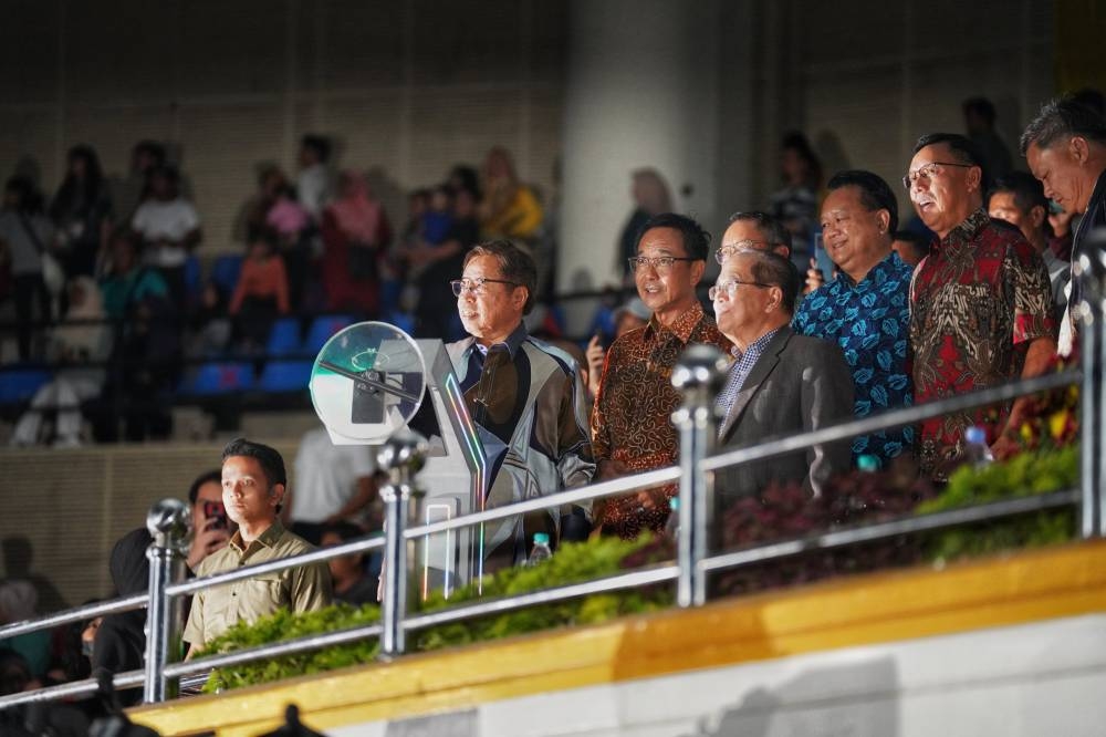 Abang Johari (left), accompanied by Abdul Karim (from second left), Uggah, Nanta and Dr Rundi, symbolically launching the state-level 2023 countdown event at Stadium Perpaduan, Petra Jaya last night. — Photos by Chimon Upon via Borneo Post