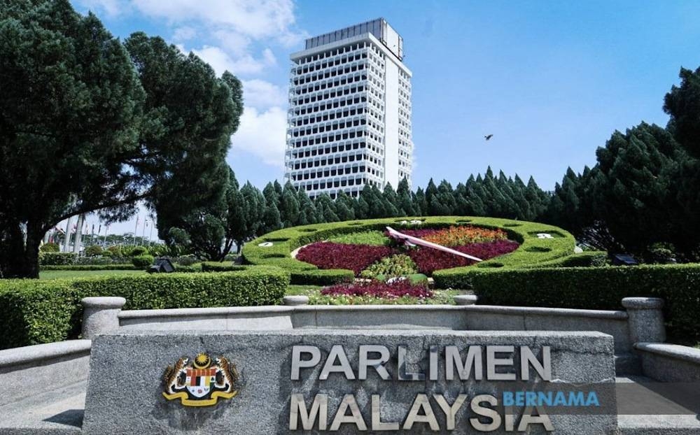 A memorandum on Parliament transformation has reportedly been handed over to Prime Minister Anwar Ibrahim jointly by Dewan Negara President Rais Yatim and Dewan Rakyat Speaker Datuk Johari Abdul. — Picture via Twitter/Bernama