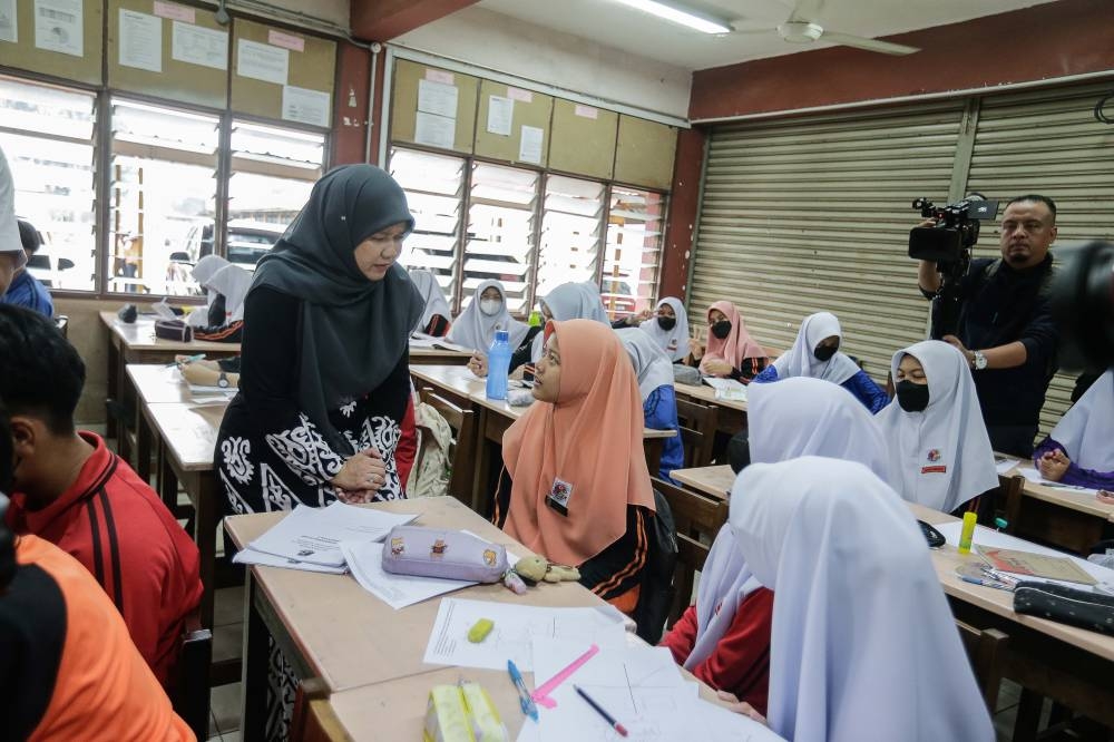 Education Minister Fadhlina Sidek paid a visit to SMK Jalan Kebun in Shah Alam this morning, January 3, 2023. ― Picture by Sayuti Zainudin