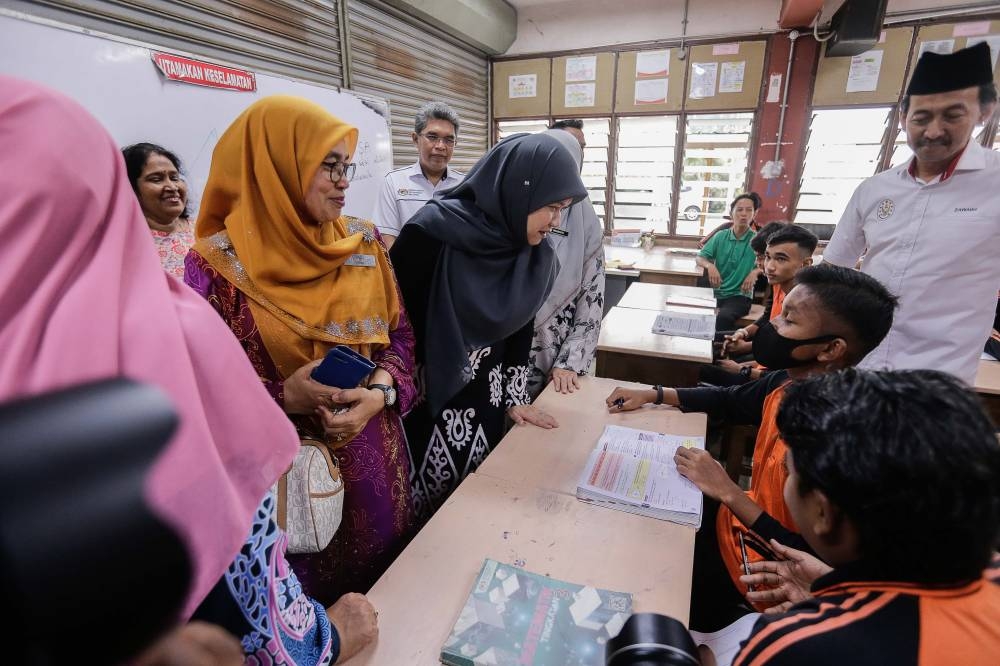 Education Minister Fadhlina Sidek speaks to students during her visit to SMK Jalan Kebun in Shah Alam this morning, January 3, 2023. ― Picture by Sayuti Zainudin