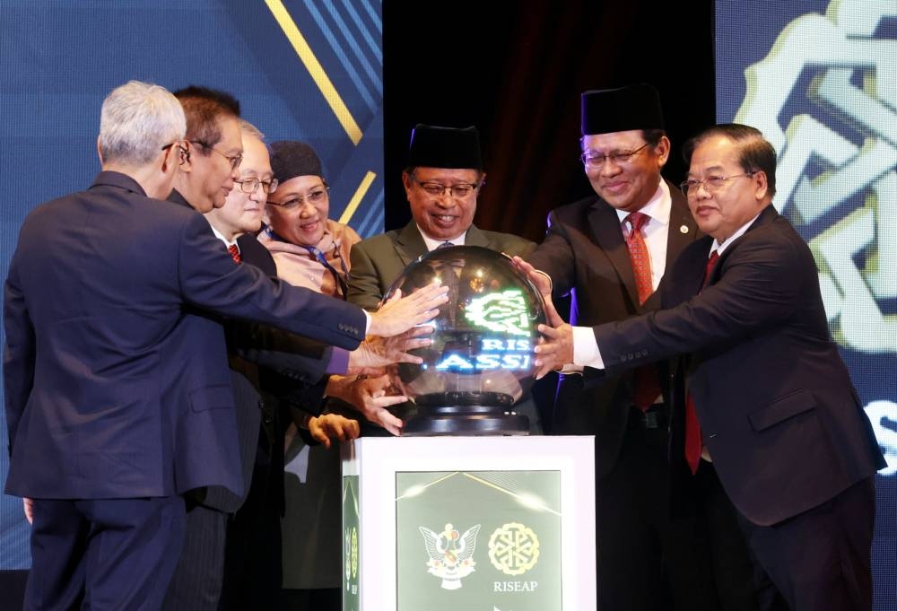 Sarawak Premier Tan Sri Abang Johari Openg (centre) officiates the Regional Islamic Da’wah Council of Southeast Asia and the Pacific (RISEAP) 19th General Assembly in Kuching January 3, 2023. — Bernama pic
