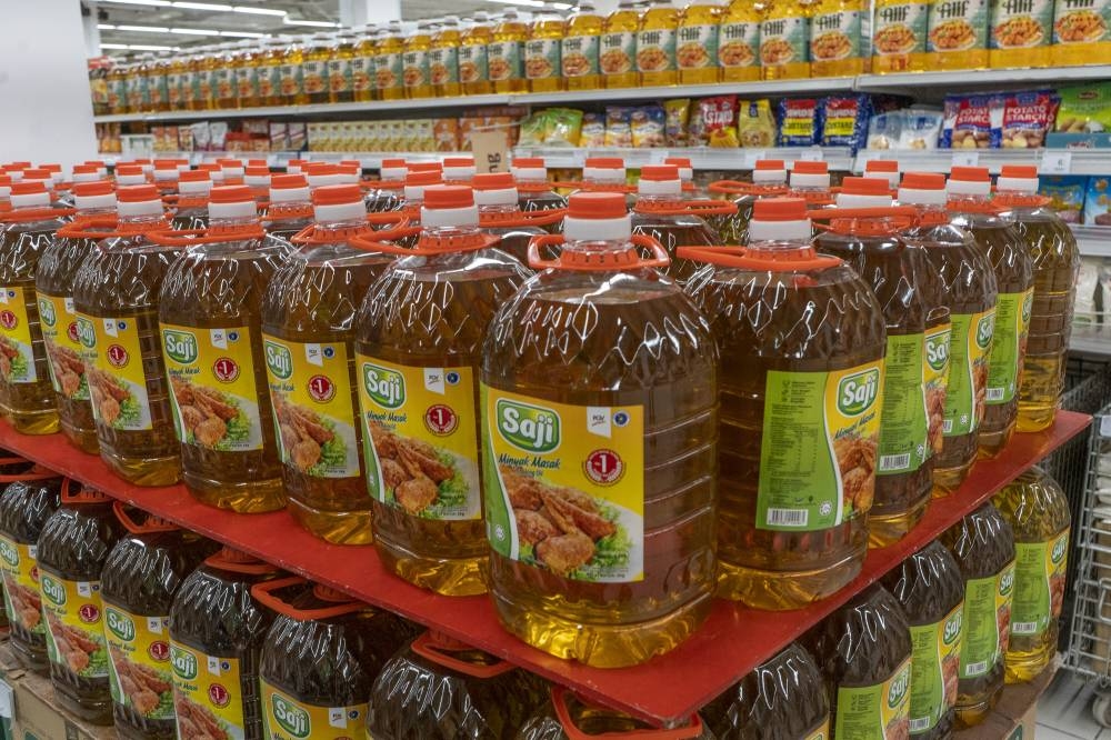 Bottles of cooking oil are pictured at a supermarket in Putrajaya October 4, 2022. — Picture by Shafwan Zaidon