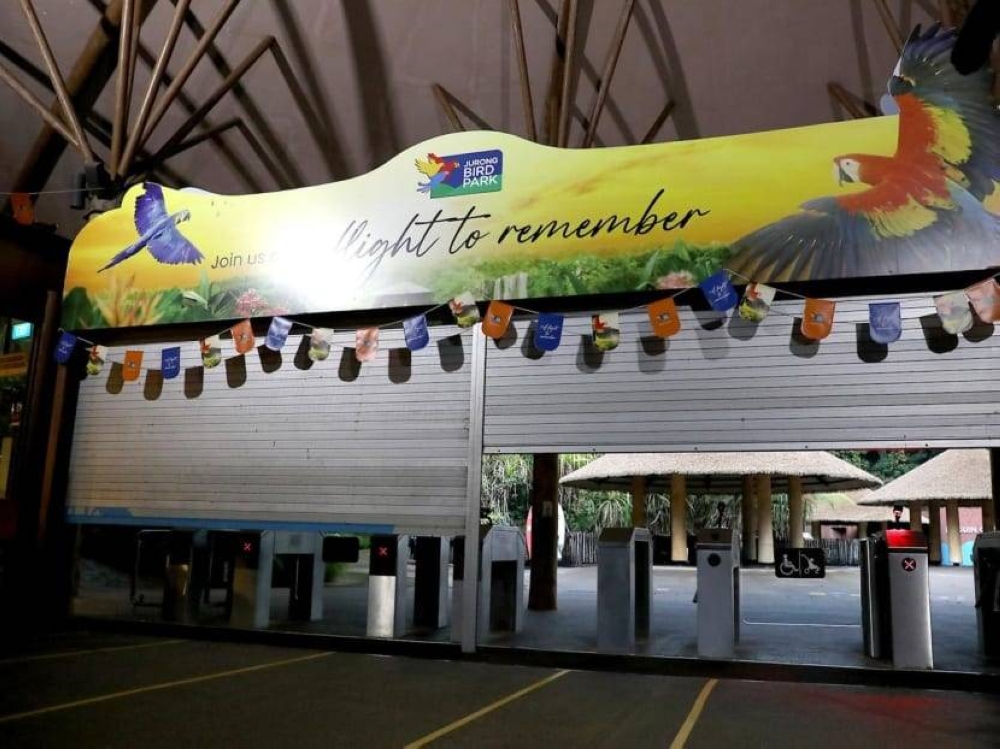 Jurong Bird Park’s automated shutters coming down for the last time on Jan 3, 2023. — TODAY pic