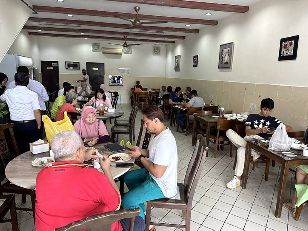 The place gets crowded during lunch time with a mix of diners who are locals and Chinese Muslims